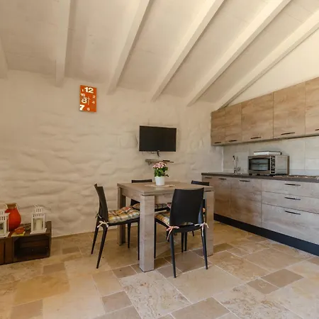 Pagliaio Tipico Nello Junno * Mattinata